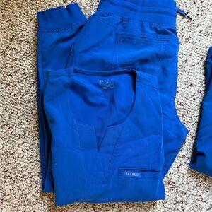 Jaanuu women’s scrub set